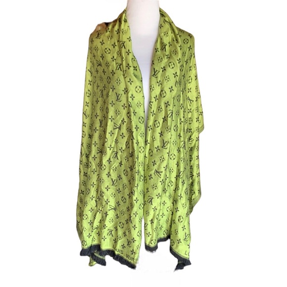 L V Accessories - 💚LV Monogram Classic Shawl 💚